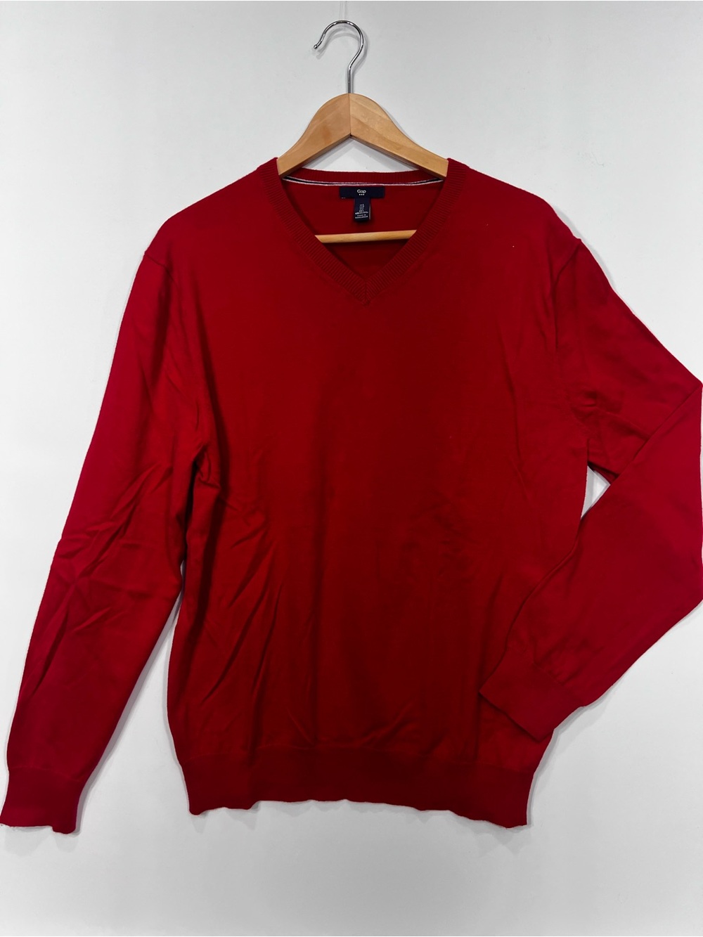 GAP Men's V-Neck Sweater in Bright Red